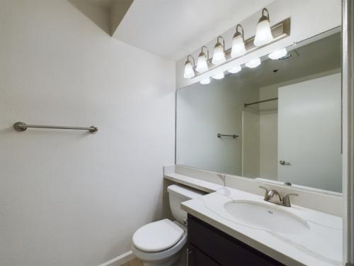 Apartments-in-Sherman-Oaks-CA-Two-Bedroom-Apartment-Interiors-B3-307-11